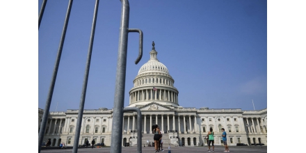 Good morning · World ｜ a fence will be set up outside the American Council building to prevent trump