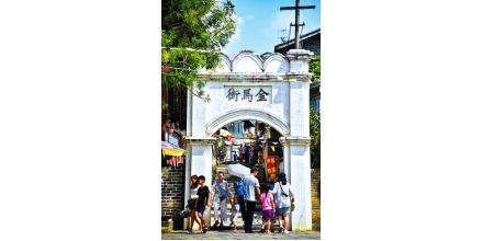 Drunk tourists in Yangmei ancient town of Nanning