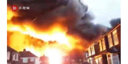 A fire broke out in a plastic factory in Britain. There was an explosion at the scene. 