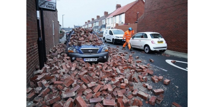 英國多地遭暴風(fēng)雪侵襲，1人死亡，英格蘭北部超5萬戶家庭斷電