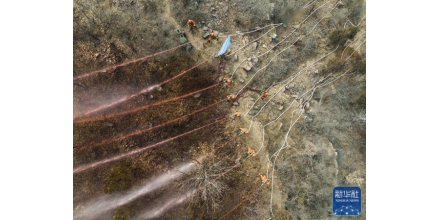 An emergency drill on forest and grassland fire fighting was held in Handan, Hebei Province